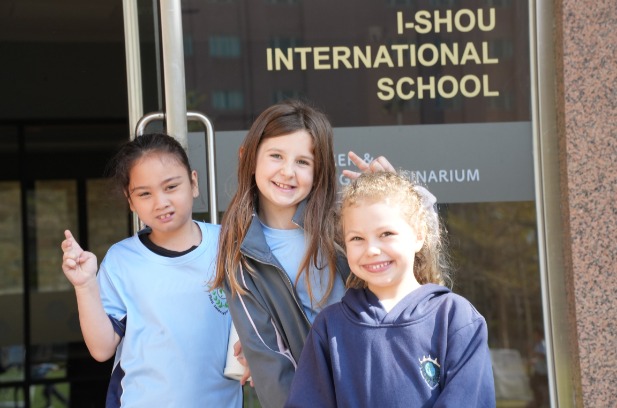  Primary students taking part in an IB PYP inquiry-based learning activity
